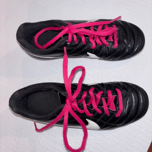 Nike Youth Soccer Cleats Black White Pink Laces Size 13.5 Soccer Shoes‎ - Picture 7 of 8